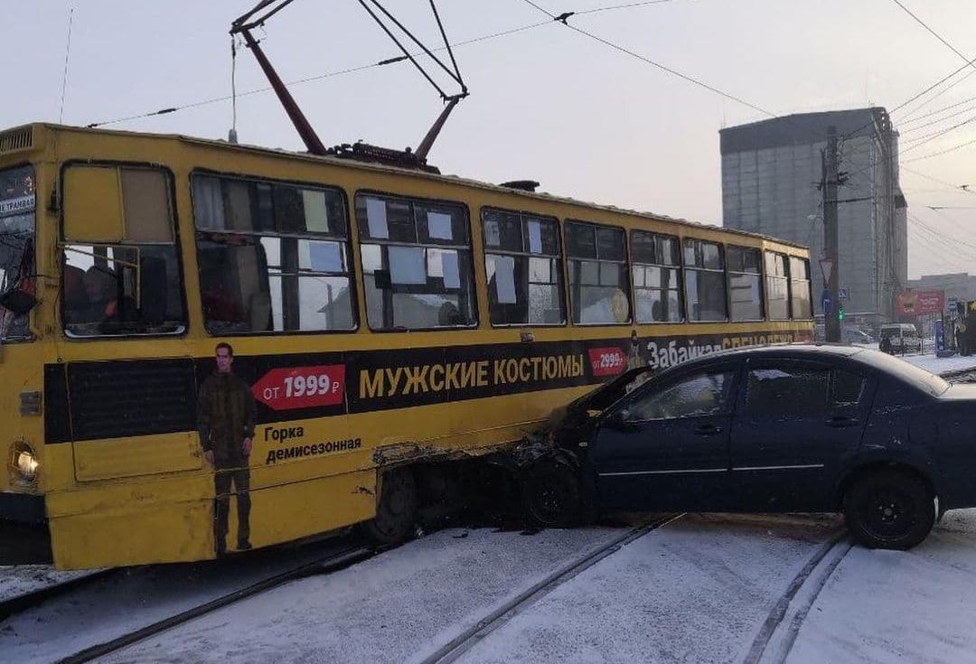 Фото В Улан-Удэ пьяный водитель «легковушки» протаранил трамвай (ВИДЕО)