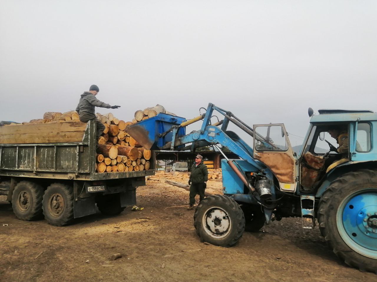 Фото Лесники Бурятии помогают семьям мобилизованных дровами