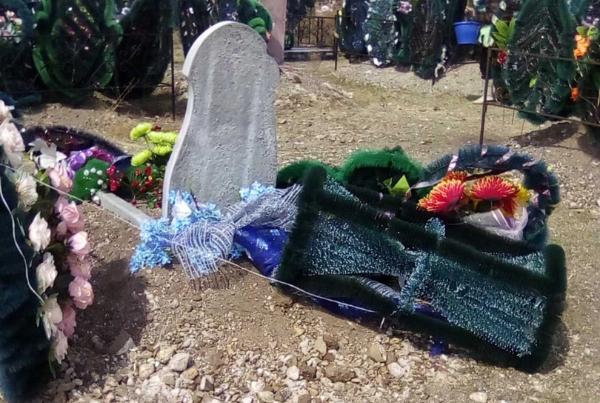 Фото "Что за безобразие!": Вандалы разгромили кладбище в районе Бурятии (ФОТО)