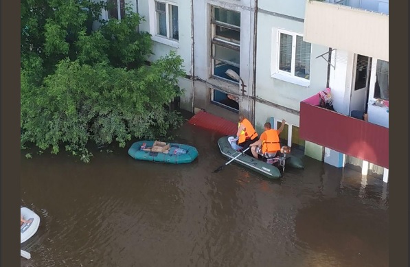 Фото В затопленные районы Иркутской области пенсии доставляют на лодках