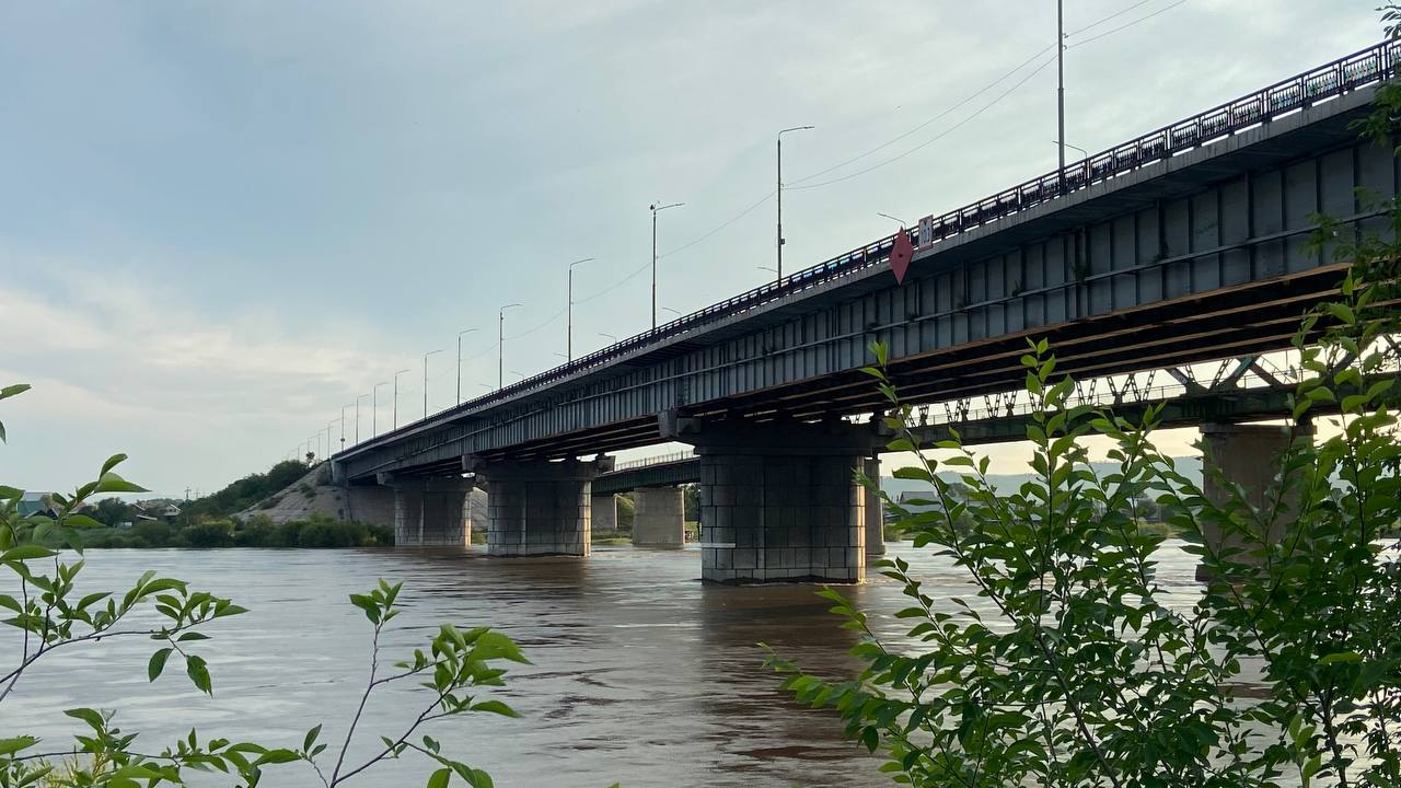 Фото Уровень воды в реке Селенга в Улан-Удэ продолжает подниматься