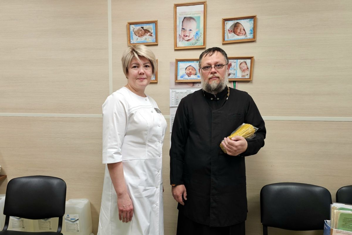 Фото Священник посетил Республиканский перинатальный центр Бурятии