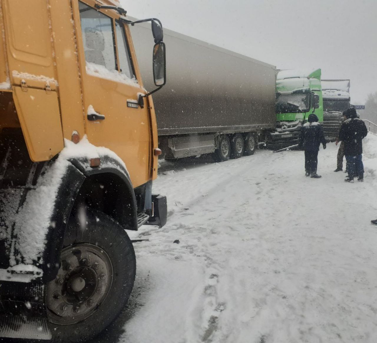 Фото На федеральной трассе в Бурятии столкнулись шесть большегрузов