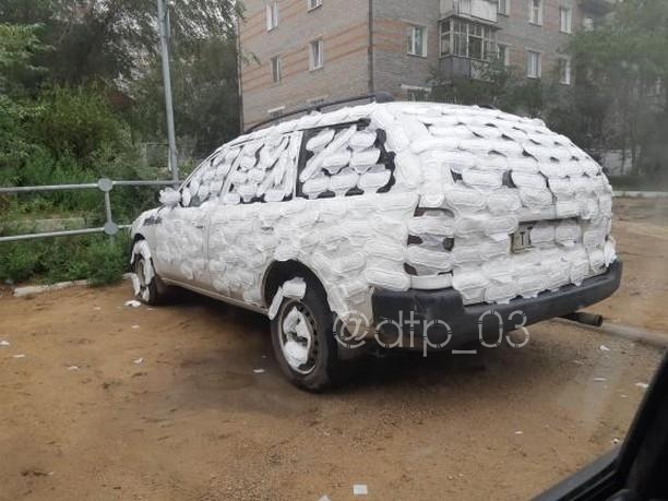 Фото В Улан-Удэ автомобиль обклеили предметами женской гигиены