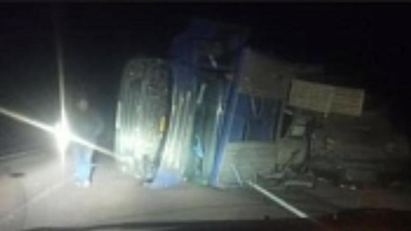 Фото На трассе в Бурятии перевернулся автовоз (ВИДЕО)