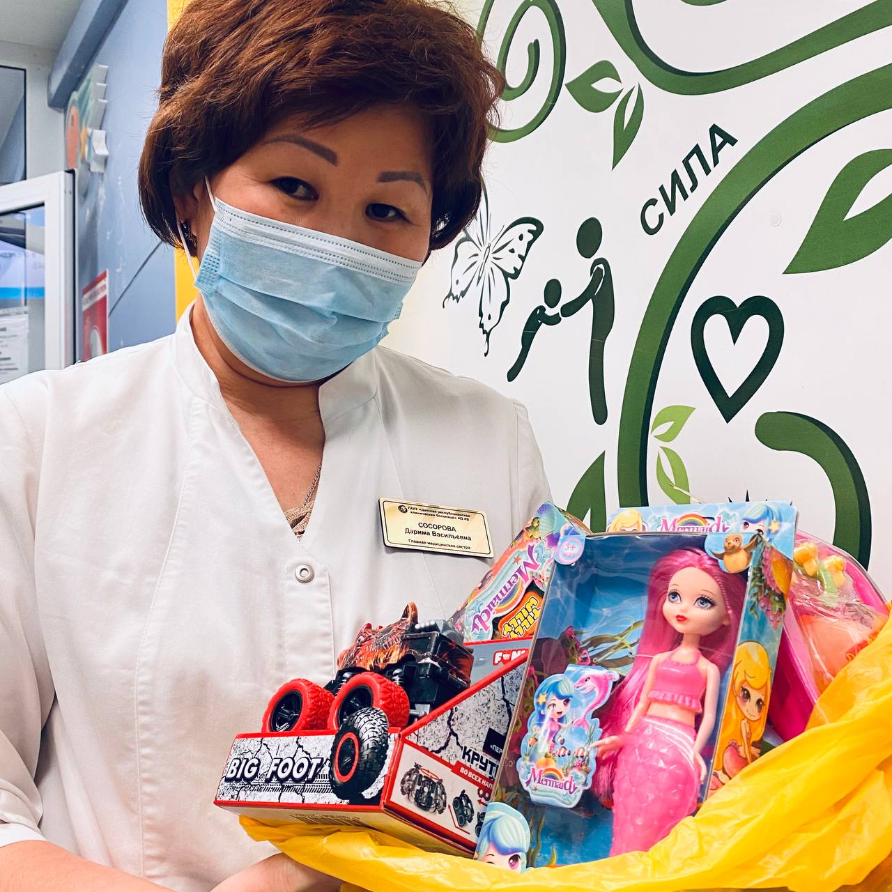 Фото В Бурятии анонимный благотворитель принес  пакет с игрушками маленьким пациентам