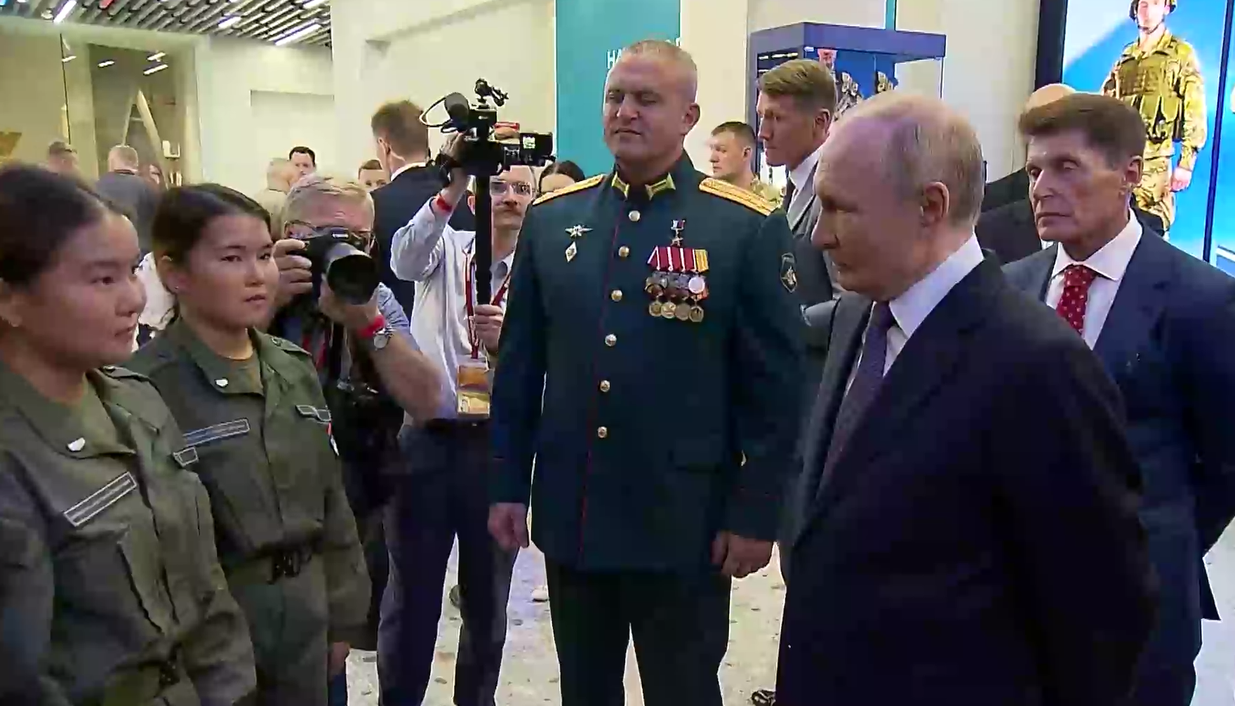 Фото Воспитанницы центра «Воин» из Бурятии встретились с Владимиром Путиным