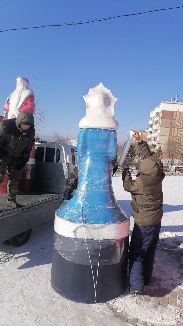 Фото В одном из парков Улан-Удэ на склад отвезли Снегурочку и Деда Мороза