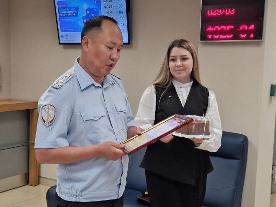 Фото Полицейские поблагодарили сотрудницу банка в Улан-Удэ, предотвратившую мошенничество