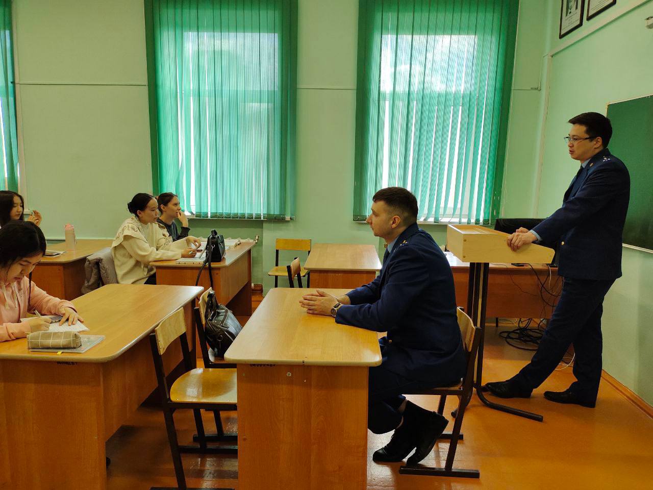 Фото Работники прокуратуры Бурятии провели круглый стол со студентами