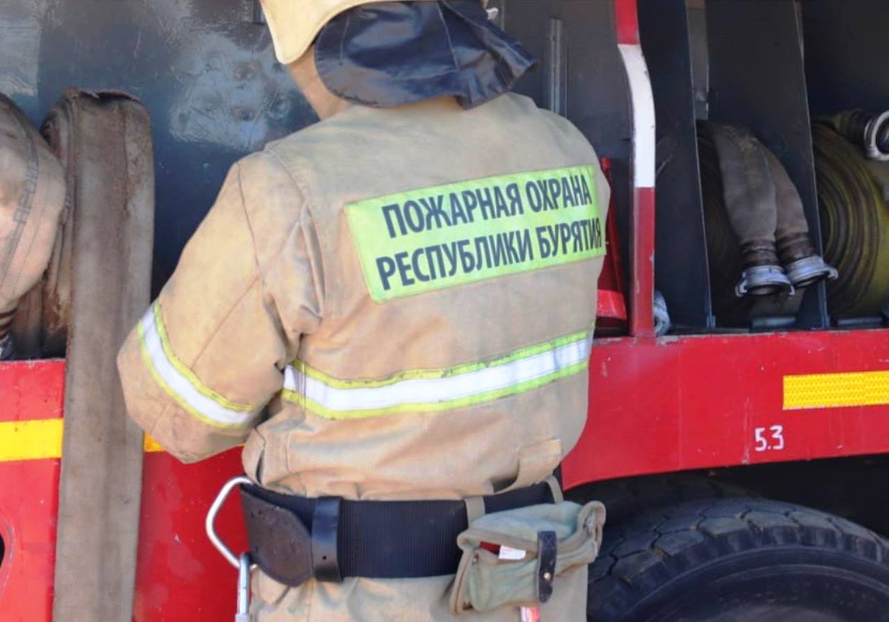 Фото В Бурятии эвакуировали жильцов из горящего общежития