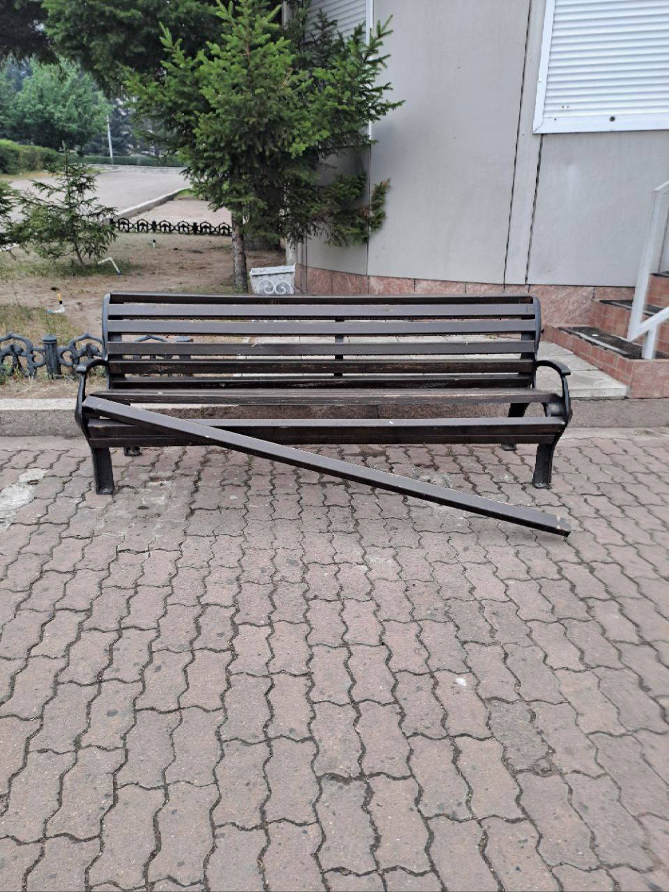 Фото Вандалы продолжают портить городское имущество в Улан-Удэ