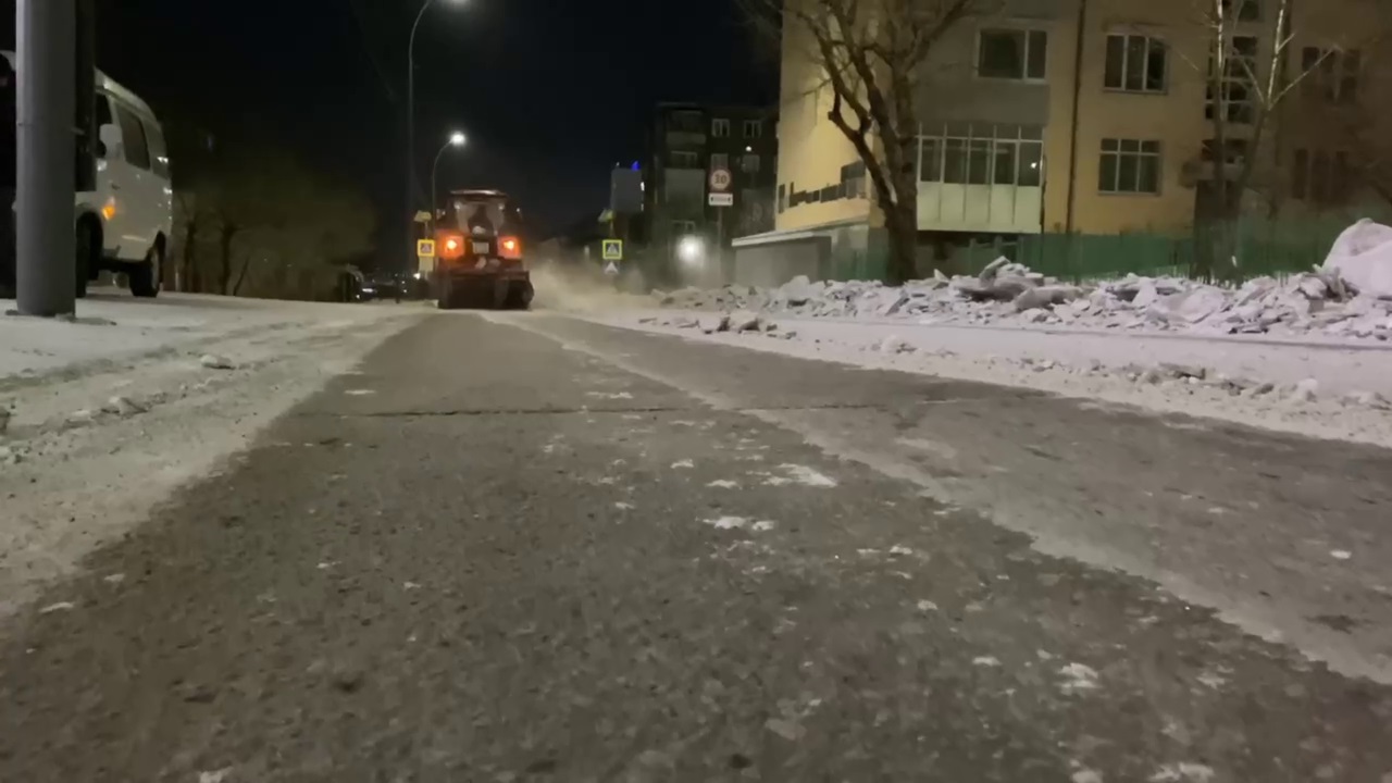 Фото Ночью с улиц Улан-Удэ вывезли 50 «КамАЗов» снега