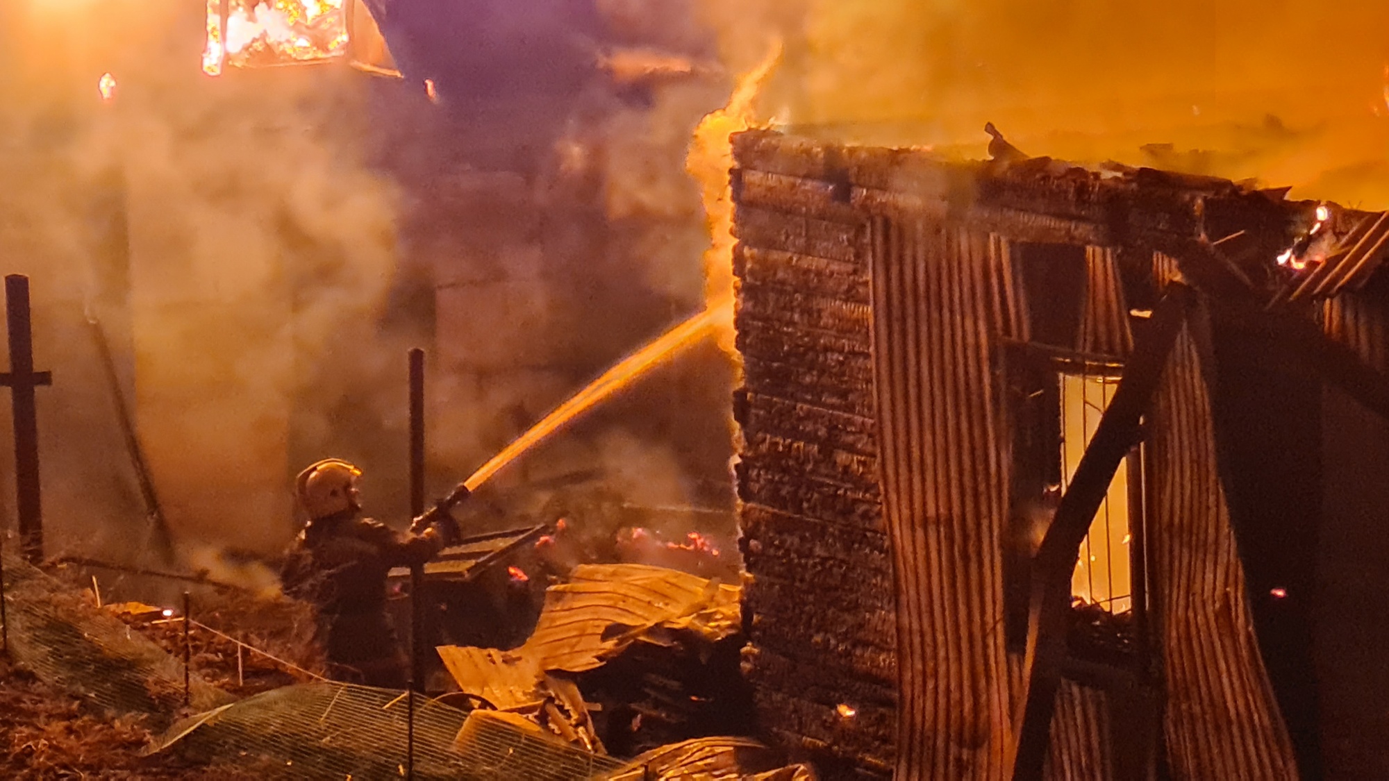 Фото На сильном ночном пожаре в Улан-Удэ погиб человек