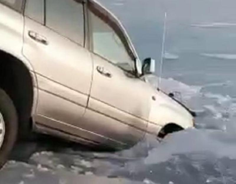 Фото В Бурятии на дне озера Гусиное едва не оказался автомобиль