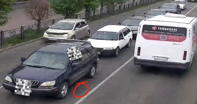 Фото В Улан-Удэ штрафуют водителей, которые мусорят из машин (ВИДЕО)