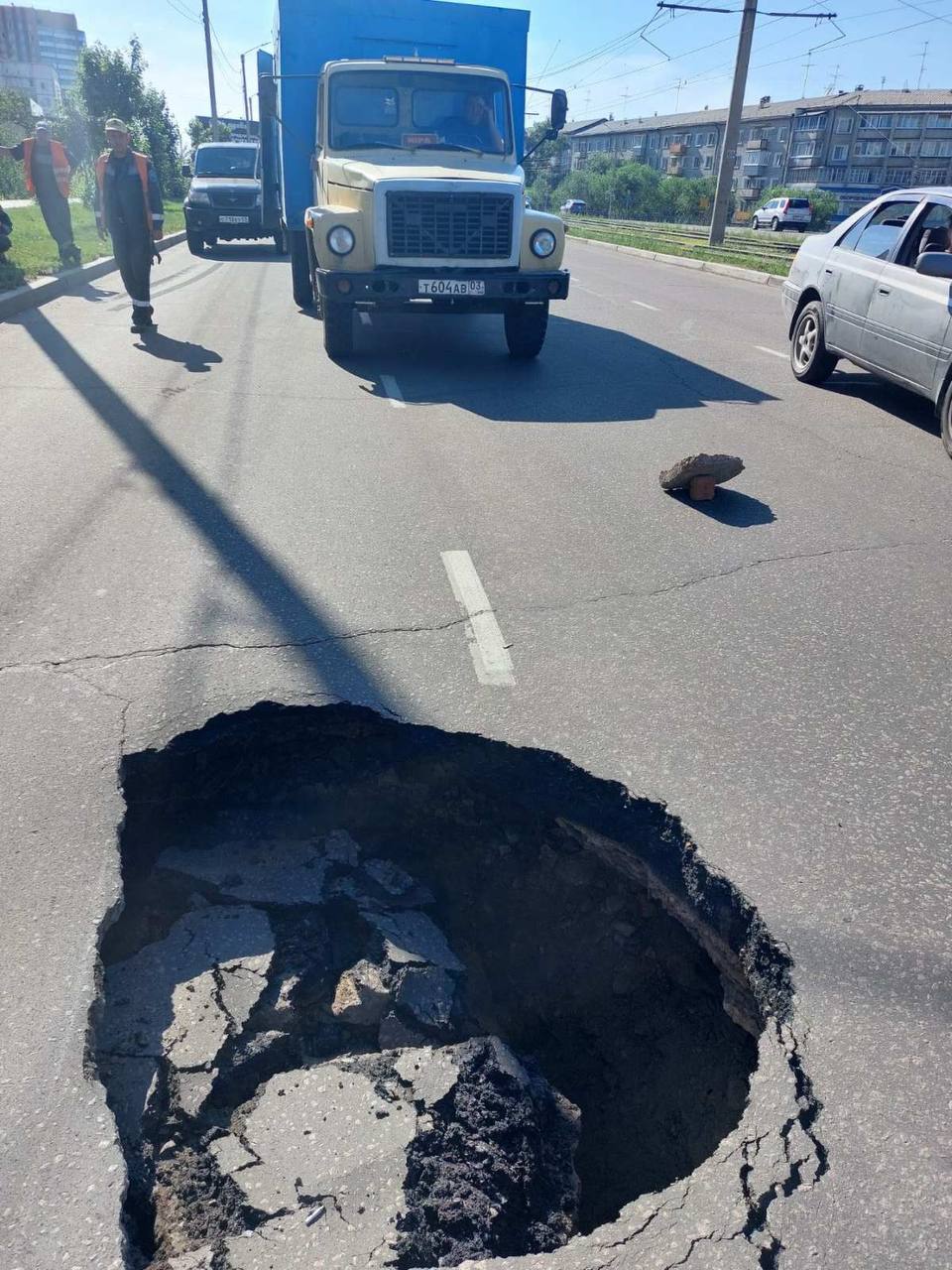 Фото В Улан-Удэ под землю провалился кусок дороги