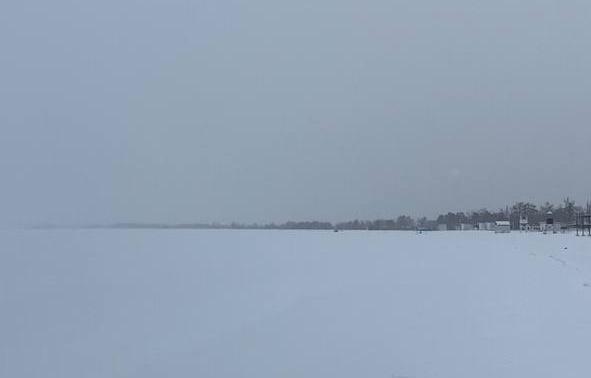 Фото В Бурятии спасатели не могут добраться до рыбаков на Байкале