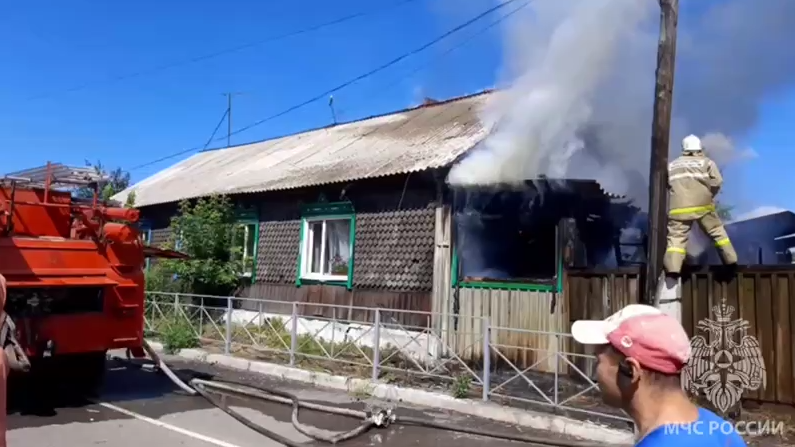 Фото Двухквартирный дом загорелся в Прибайкальском районе Бурятии