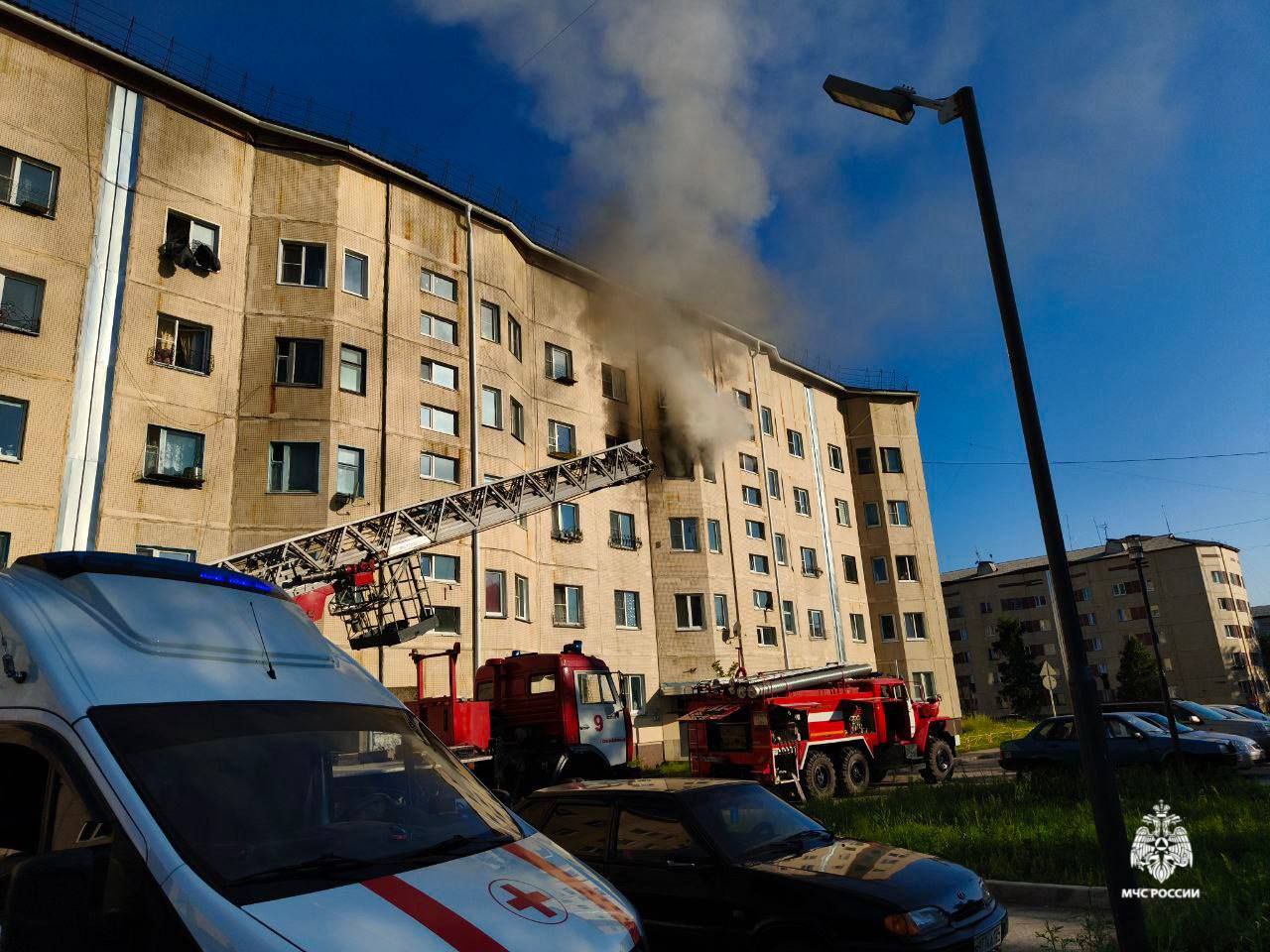Фото Шестерых человек спасли огнеборцы на пожаре в Бурятии