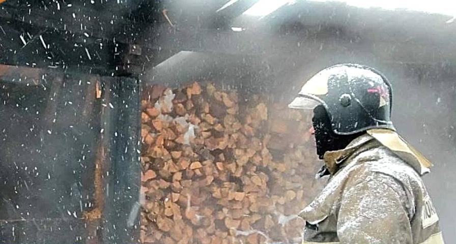 Фото В Бурятии владелец хотел прогреть теплицу и поджег ее