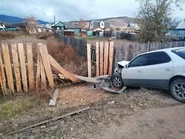 Фото В Бурятии водитель снес столб и сбежал, бросив машину