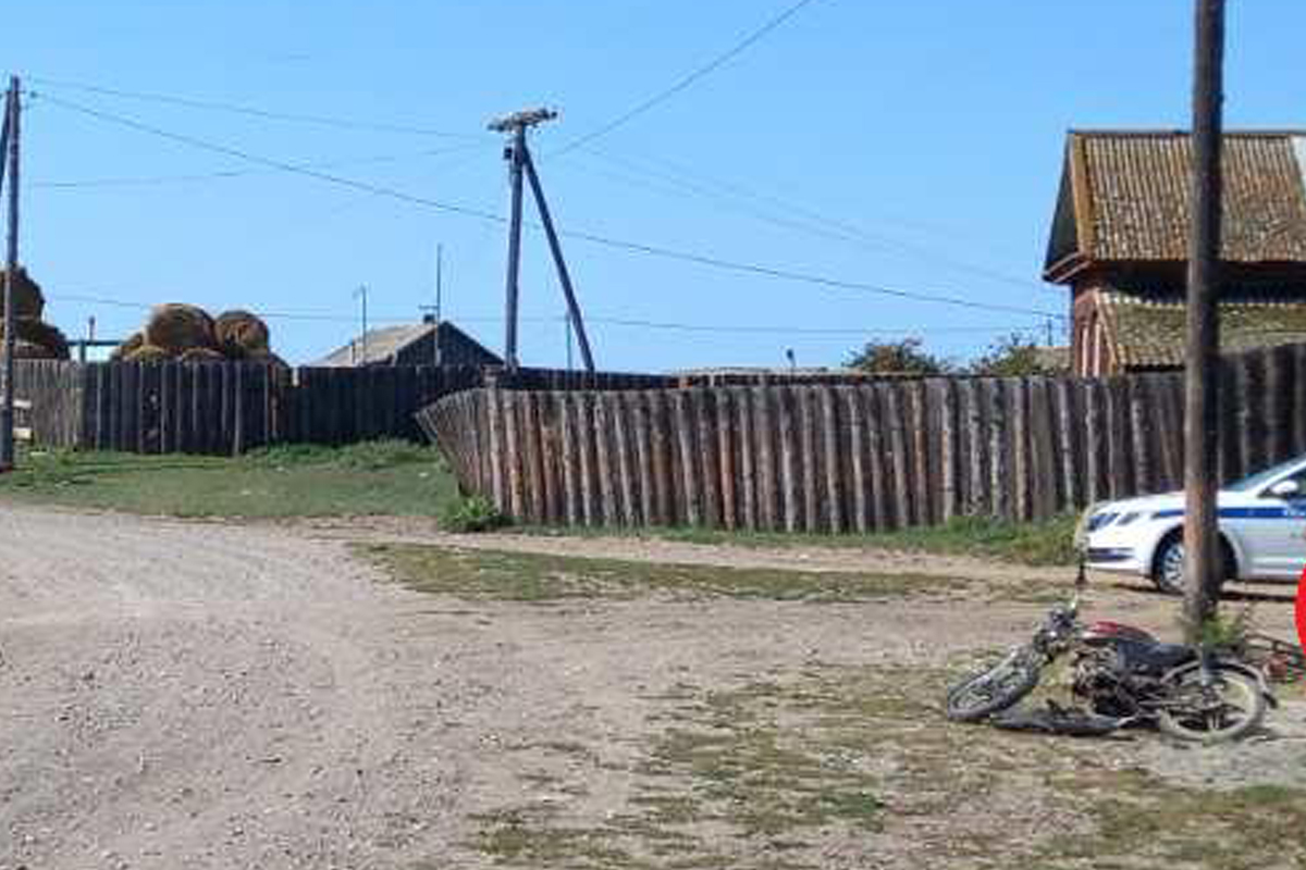 Фото В Бурятии мальчик на мопеде прошиб лоб об забор в День знаний