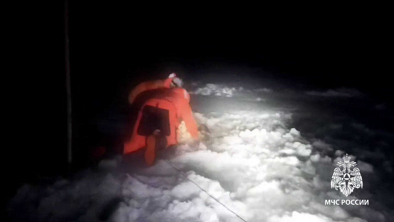 Фото На Байкале под лед провалился внедорожник. Водитель погиб