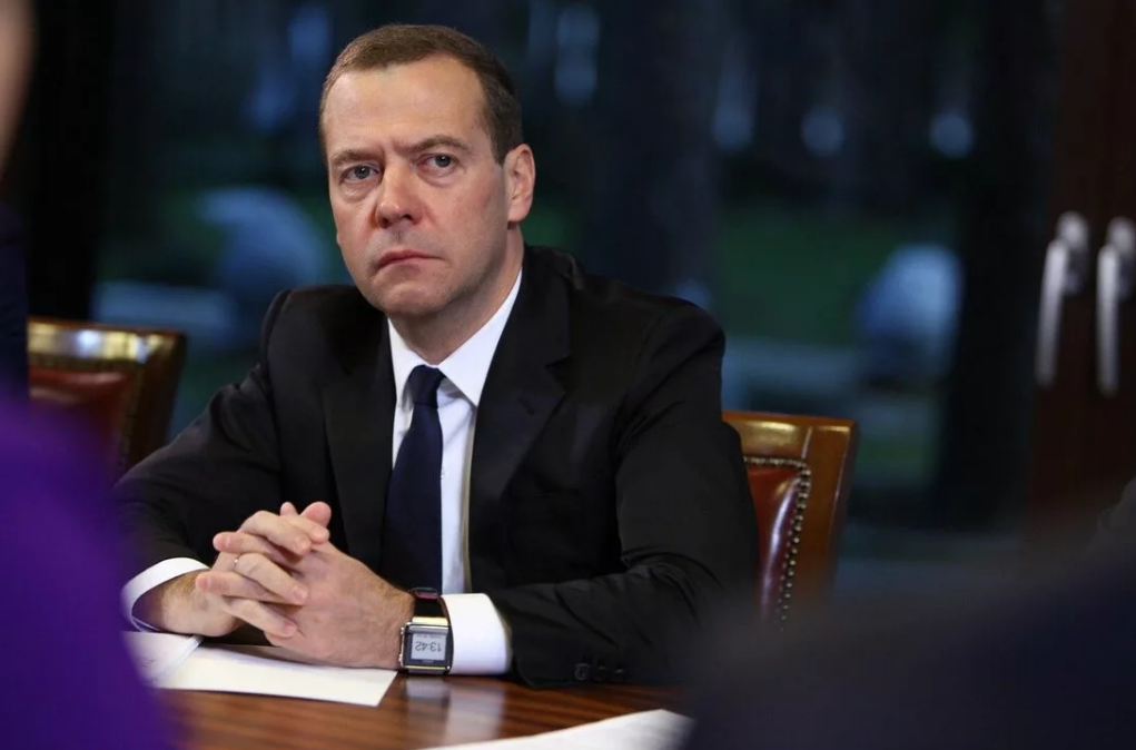 Фото Путин наградил Медведева «За заслуги перед Отечеством»