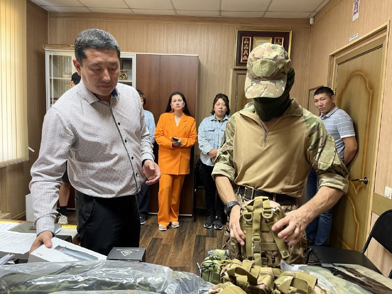 Фото Электрики Улан-Удэ передали спецоборудование бойцам на СВО