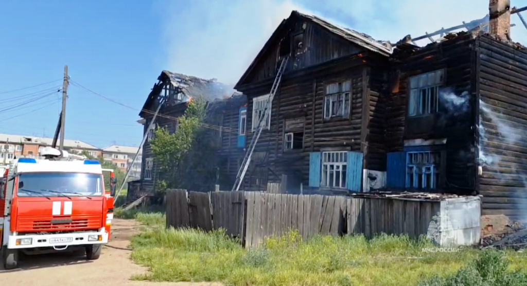 Фото В Улан-Удэ сгорел нежилой деревянный двухэтажный барак