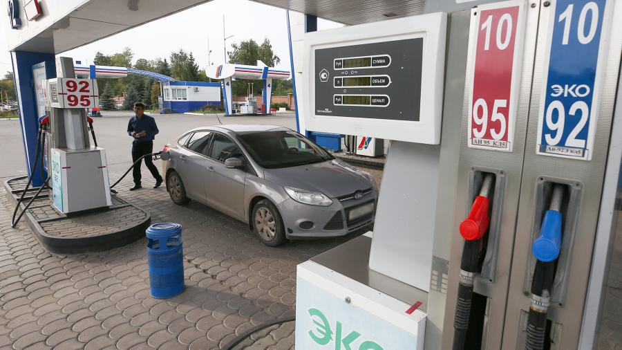 Фото В России заморозят цены на бензин