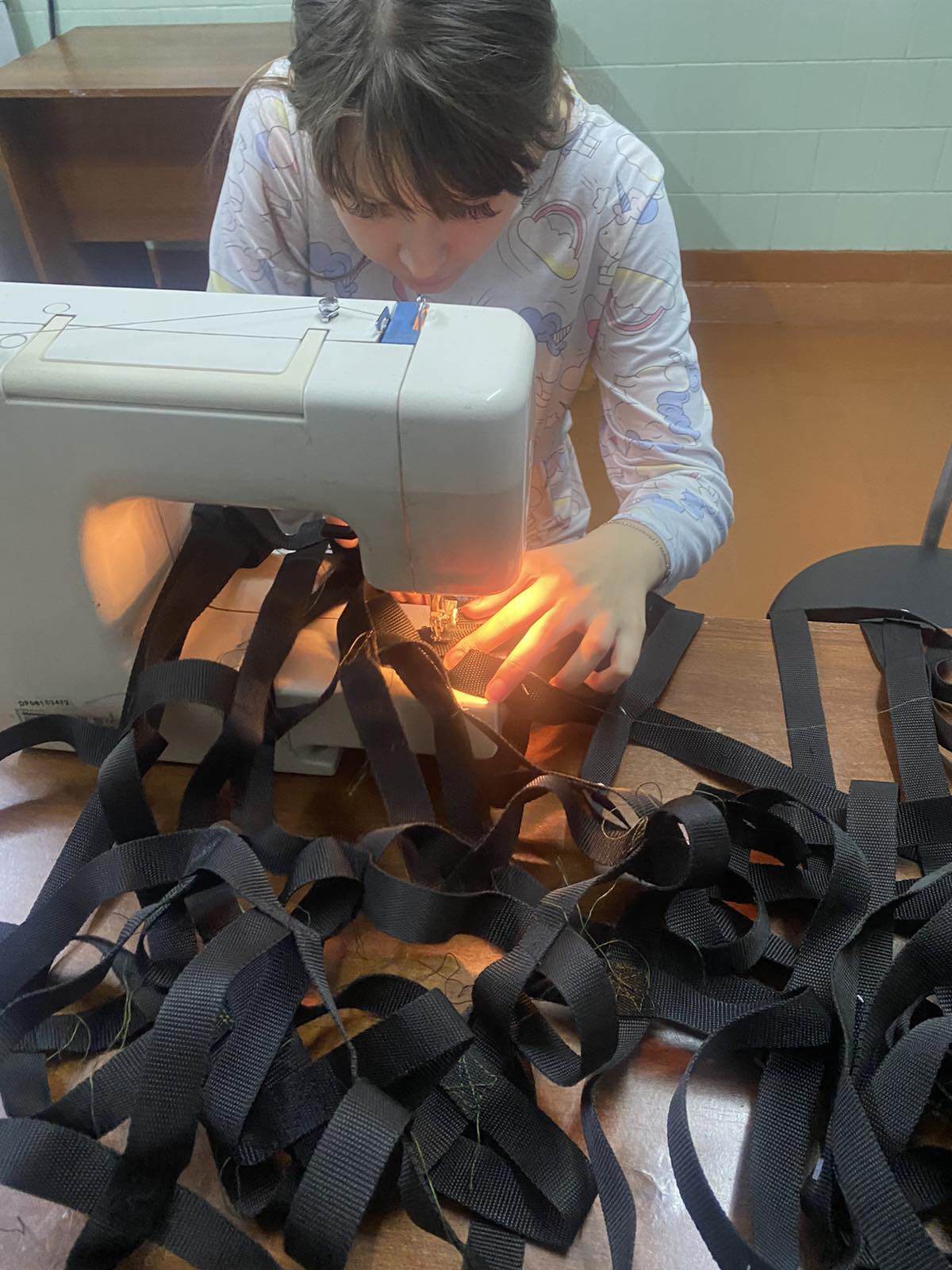 Фото В Бурятии студенческий ТОС изготавливает тактические носилки для бойцов