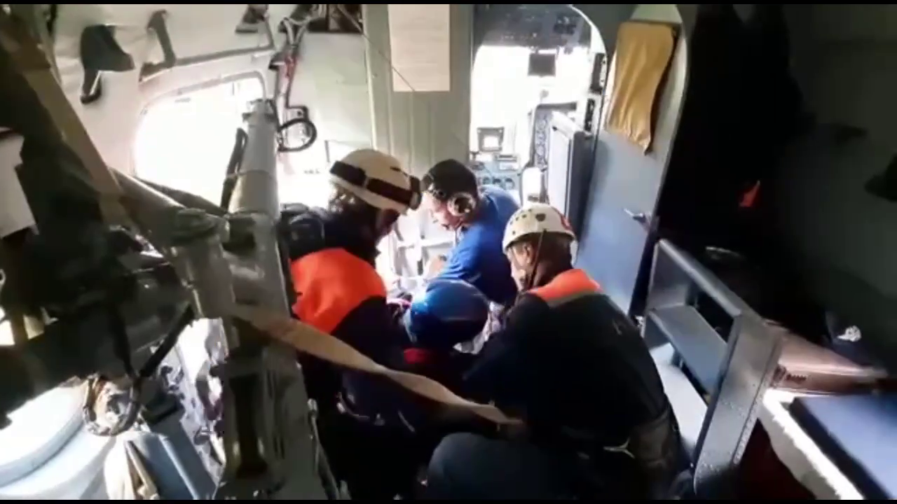 Фото В Бурятии спасатели МЧС вертолетом эвакуировали туристку с Хангарульского перевала (ВИДЕО)