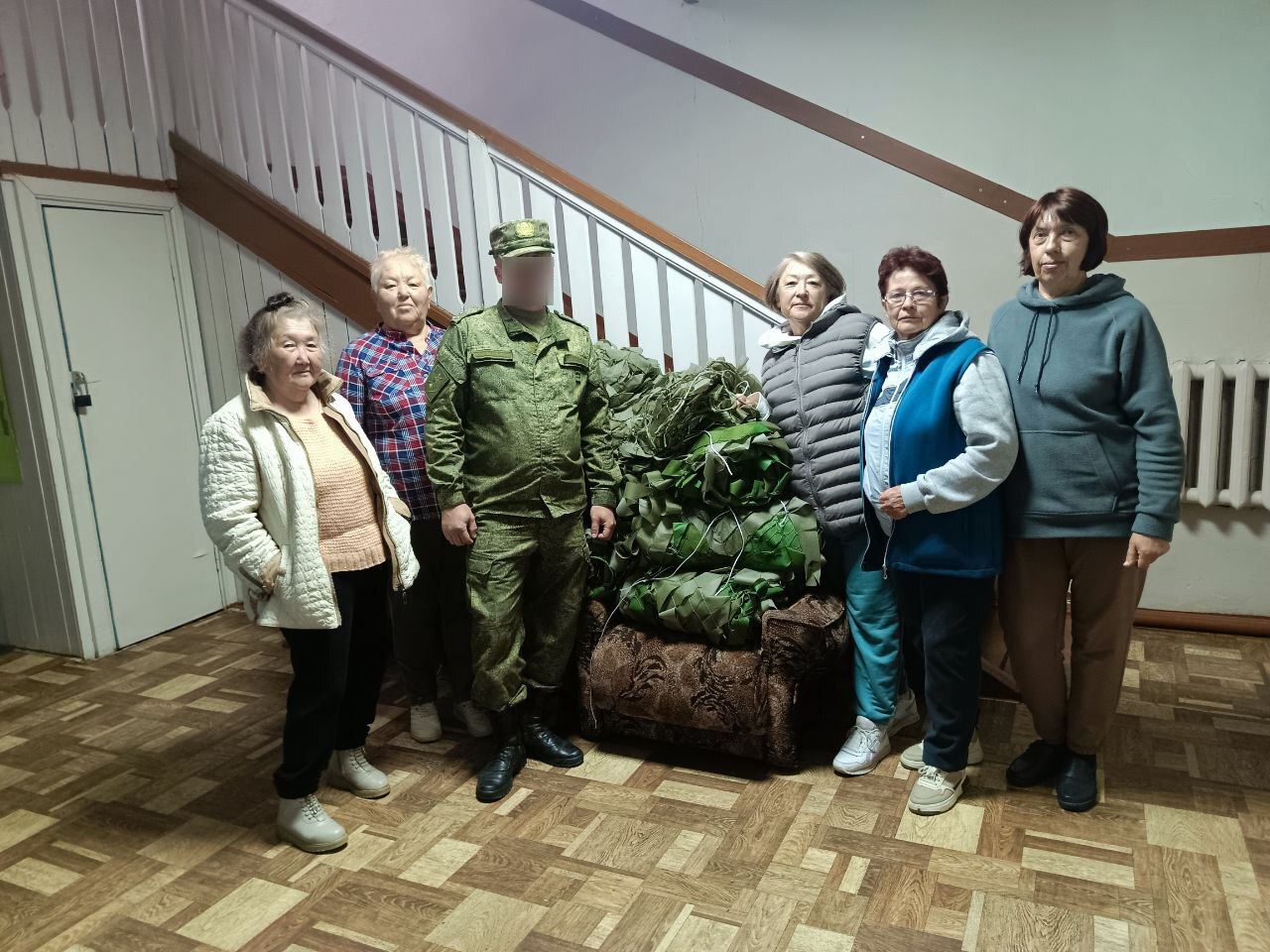 Фото Волонтеры из района Бурятии передали маскировочные сети бойцу «Степашке»
