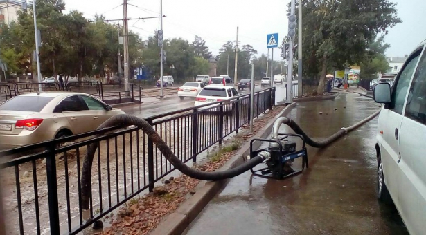 Фото С улиц Улан-Удэ откачали почти 10 тыс. кубометров воды