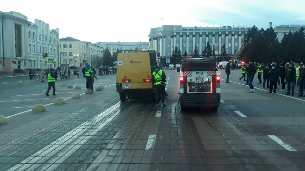Фото На главной площади Улан-Удэ полиция координировала уборку территории