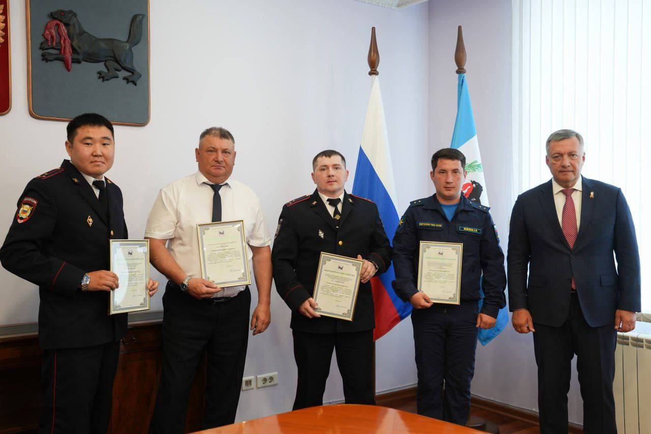 Фото В Иркутске наградили мужчин, которые помогали отразить атаку дронов