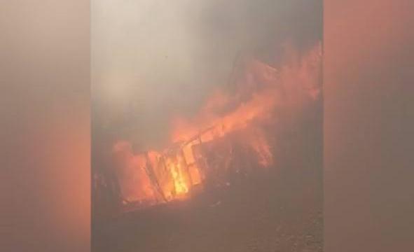 Фото В районе Бурятии горят надворные постройки и два дома