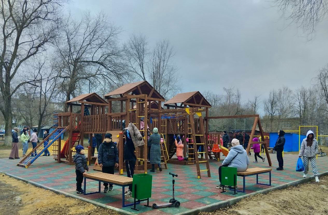 Фото Бурятия превратила пустые дворы Старобешевского района ДНР в места притяжения детей и взрослых