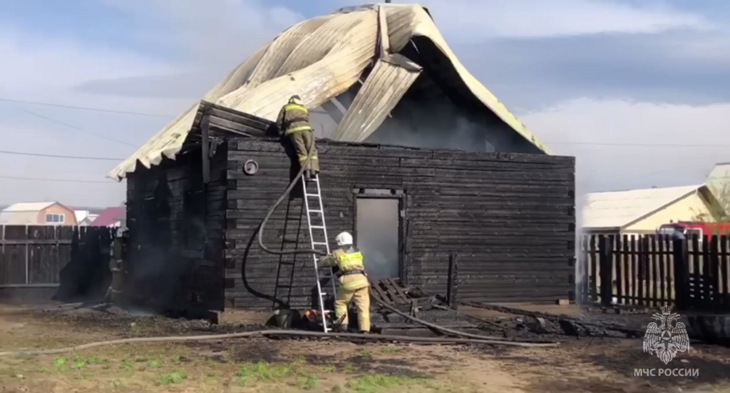 Фото На пожаре в пригороде Улан-Удэ хозяин дома получил 70 % ожогов тела