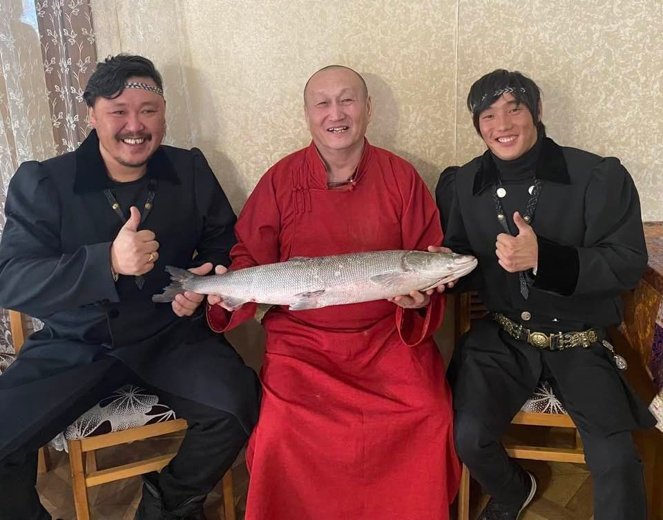 Фото Гости из Якутии угостили Хамбо ламу Аюшеева строганиной