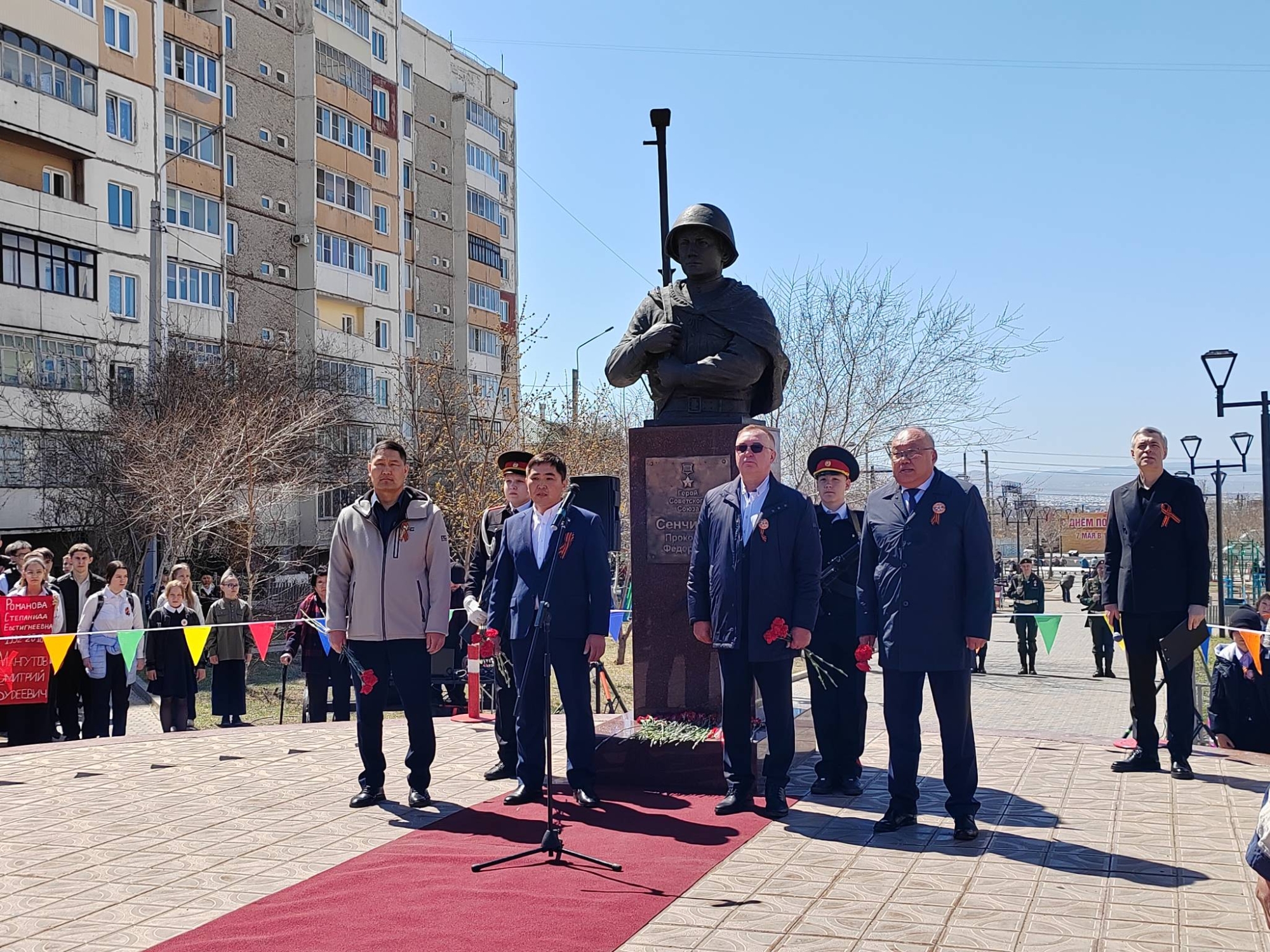 Фото Депутат Улан-Удэнского горсовета поздравил жителей Шишковки с 9 мая