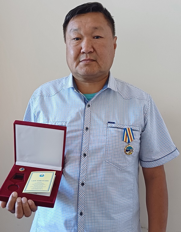 Фото Житель Бурятии получил медаль за заслуги перед республикой