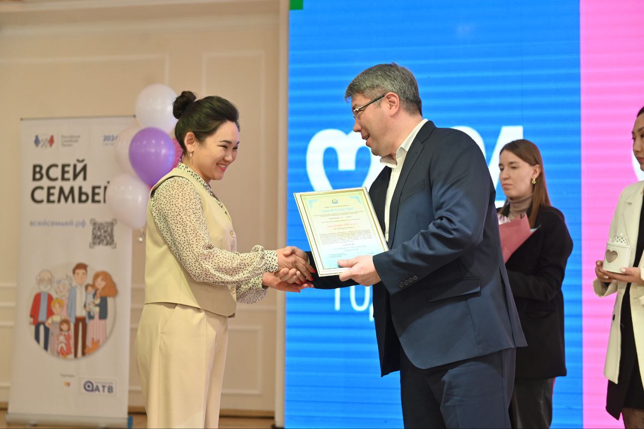 Фото Глава Бурятии отметил выдающуюся роль матери в жизни республики