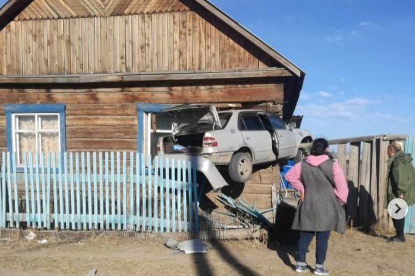 Фото В пригороде Улан-Удэ автомобиль пробил насквозь дом (ОБНОВЛЕНО в 10:00)