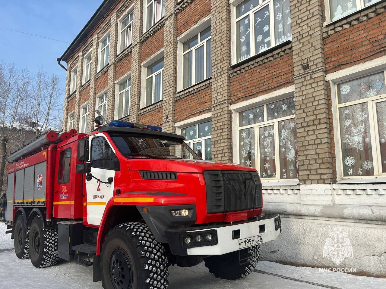 Фото В Улан-Удэ пожарные потушили возгорание в школе №51