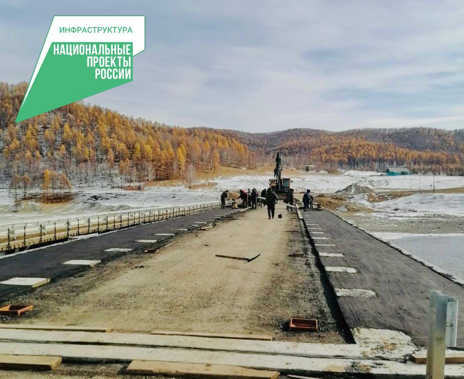 Фото В селе Михайловка Закаменского района приступили к асфальтированию проезжей части моста