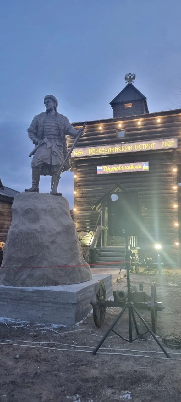 Фото В Улан-Удэ открыли памятник основателю города Гавриле Ловцову