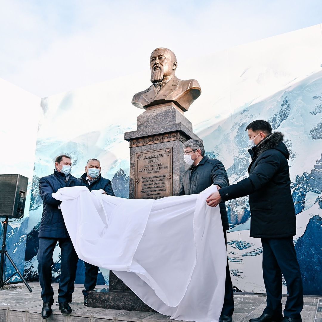 Фото В Улан-Удэ открыли памятник известному ученому Петру Бадмаеву